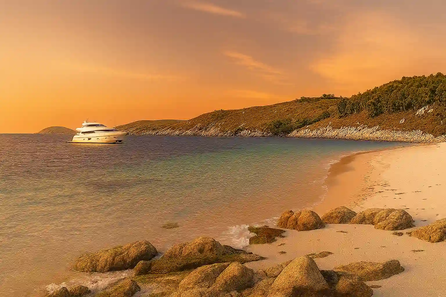 Yate frente a la Isla de Ons al atardecer, alquiler de barcos Vigo